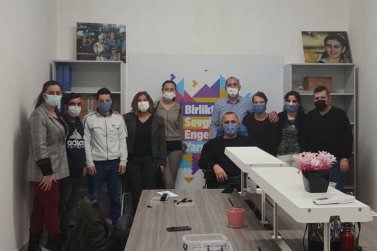 Bursa'da Engelsiz Montaj At&ouml;lyesi'nde &ccedil;alışan gen&ccedil;ler ilk maaşlarını aldılar