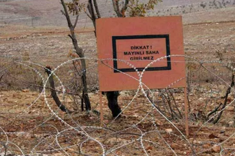 T&uuml;rkiye'ye ka&ccedil;ak ge&ccedil;meye &ccedil;alışan Suriyeli kadın mayına bastı