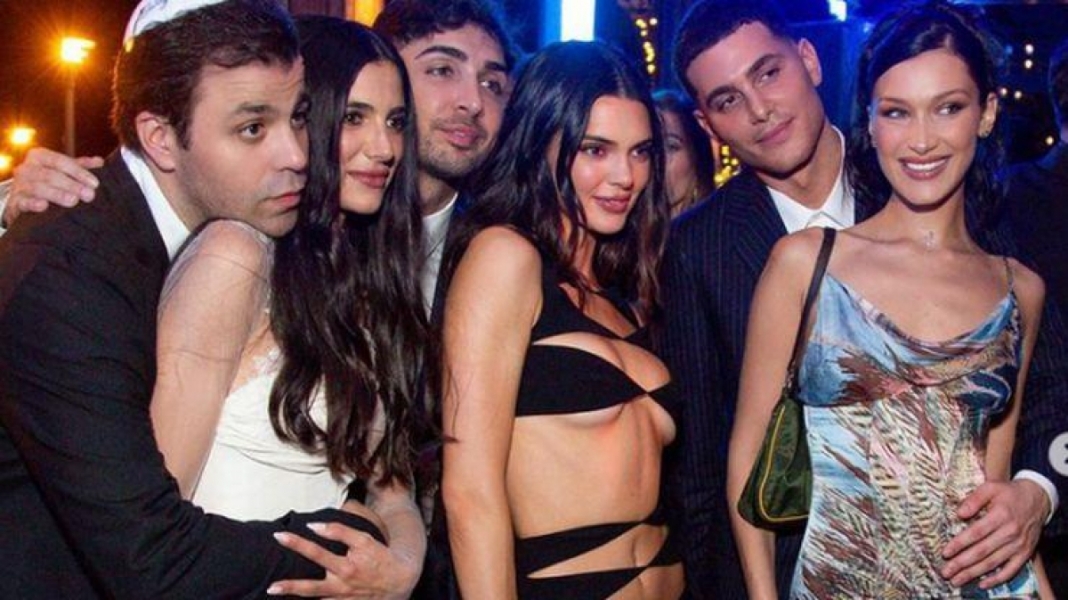 Kendall Jenner kıyafeti giymek i&ccedil;in gelinden izin istedi