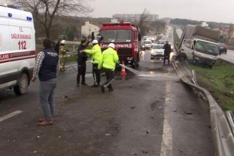 E-5'te feci kaza! Bariyerleri kırarak ref&uuml;je girdi