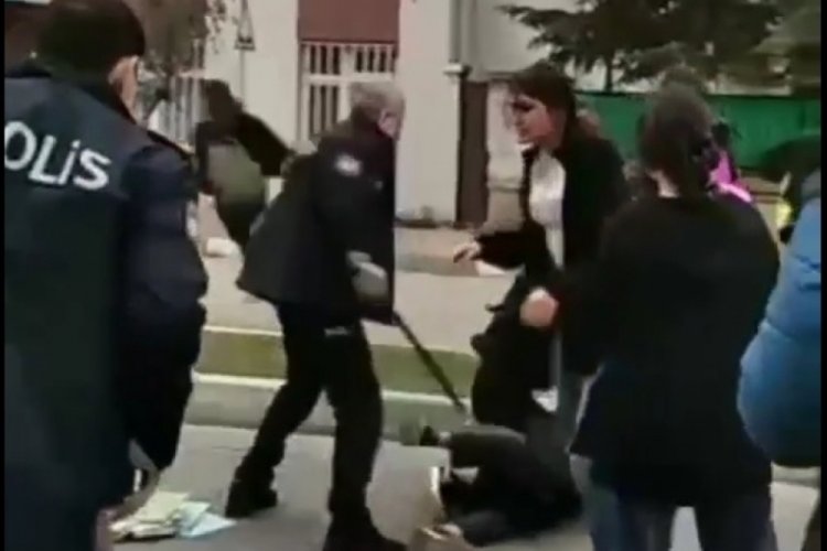 Bursa'da liseli kızlardan tekmeli ve yumruklu kavga