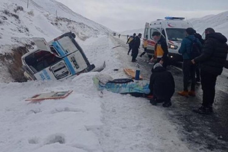 Van'da hasta taşıyan ambulans yan yattı: 5 yaralı