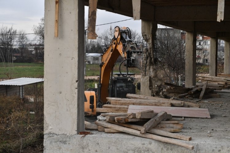 Bursa'da ka&ccedil;ak işyerine inşaat aşamasında yıkım