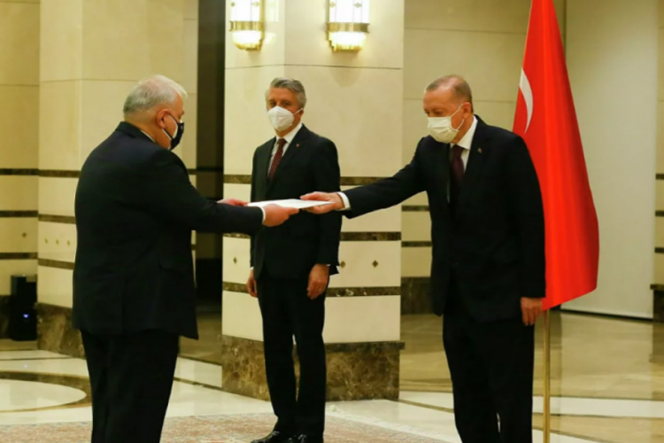 Yunanistan B&uuml;y&uuml;kel&ccedil;isi Lazaris, Cumhurbaşkanı Erdoğan'a g&uuml;ven mektubu