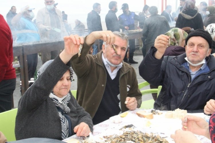 Samsun'da festivalde 2 ton hamsi 2 saatte t&uuml;ketildi