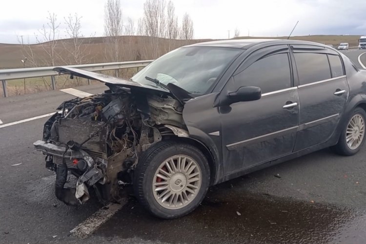 Kayganlaşan yolda otomobil bariyere &ccedil;arptı: 3 yaralı