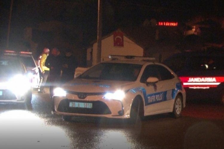 Akılalmaz olay! Kendisine yardıma gelen polislerin aracını &ccedil;aldı