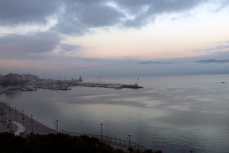 &Ccedil;anakkale Boğazı'nda fırtına deniz trafiğini vurdu