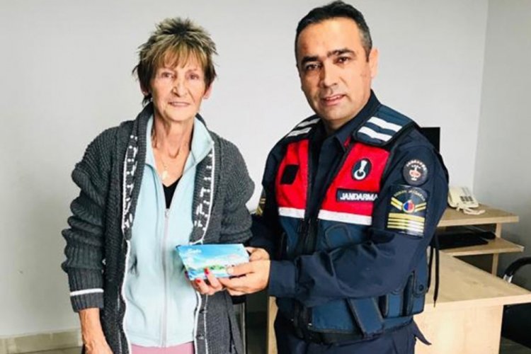 Antalya'da İsvi&ccedil;reli kadına, para dolu c&uuml;zdanını jandarma ulaştırdı