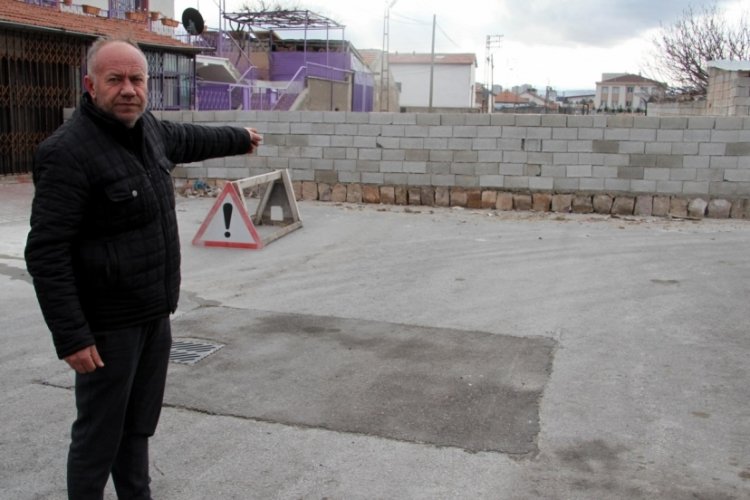 Kayseri'de arazisinden ge&ccedil;tiğini iddia ettiği yolu duvar &ouml;rerek kapattı