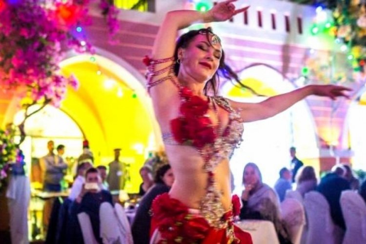 G&ouml;bek dansı hayatını alt &uuml;st etti! Hem işinden hem eşinden...