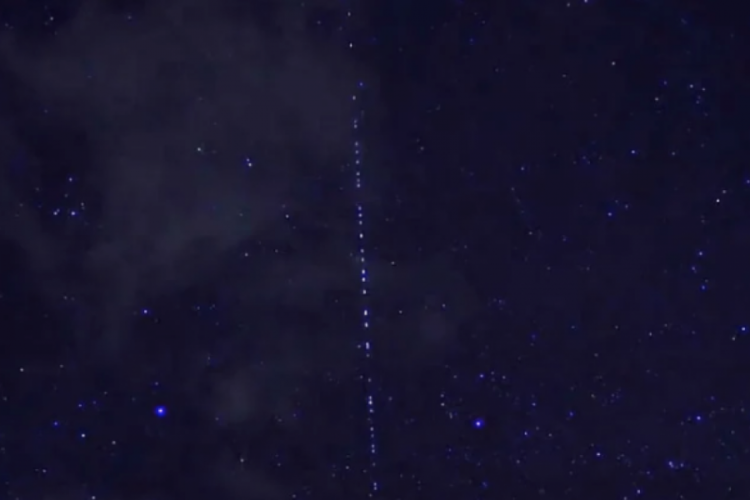 "Yukarı bakan" Avustralyalılar, Musk'ın uydularını UFO zannetti