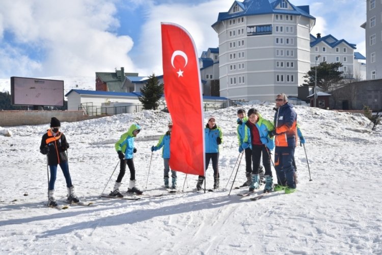 Bursa'da ilk defa Uludağ'a &ccedil;ıkan &ouml;ğrencilerin mutluluğu