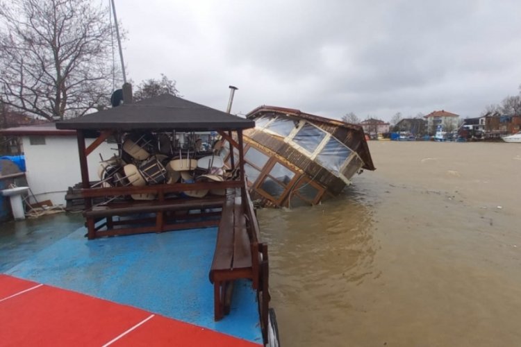 Sakarya'da 'Balık restoranı' tekne,&nbsp;r&uuml;zgarda yan yattı