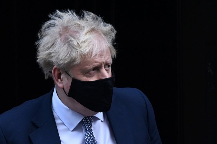 Başbakan Johnson &ouml;z&uuml;r diledi