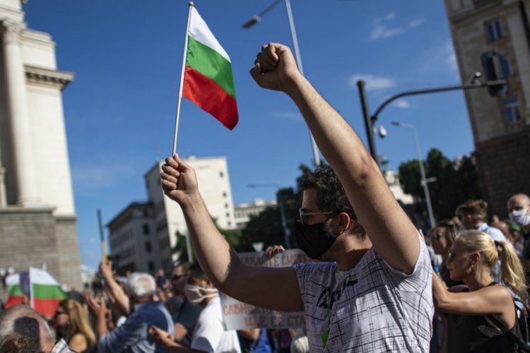 Bulgaristan'da Kovid-19 &ouml;nlemlerini protesto ettiler