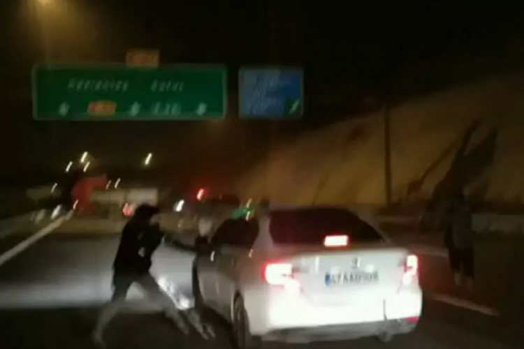 Otomobilin yakıt deposundan 16.5 kilo esrar &ccedil;ıktı: 3 g&ouml;zaltı