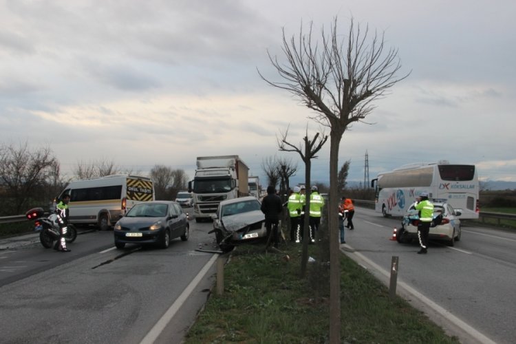 &Ouml;nce polis otosuna ardından otomobile &ccedil;arptı!