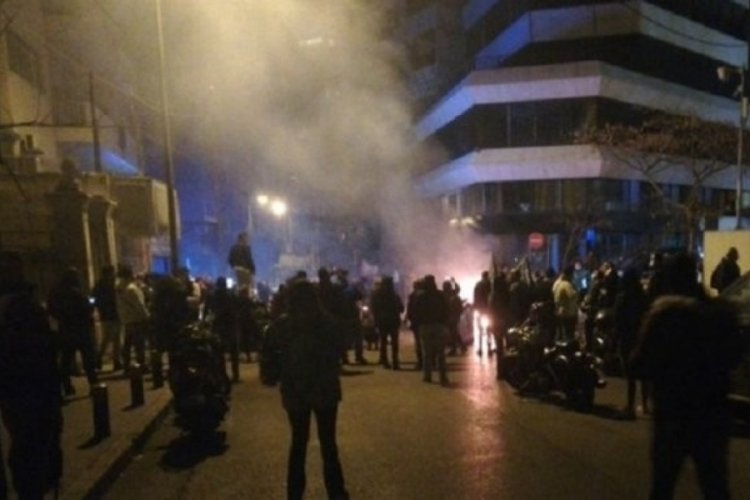 H&uuml;k&uuml;met karşıtı protestocularla polis arasında &ccedil;atışma