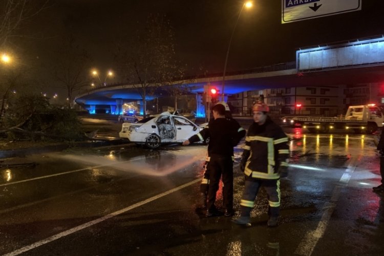 Kayseri'de kontrolden &ccedil;ıkan otomobil ağacı devirerek takla attı