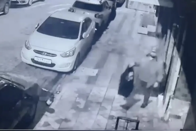 İstanbul Sultangazi'de beğenmediği ayakkabıya t&uuml;k&uuml;rd&uuml;