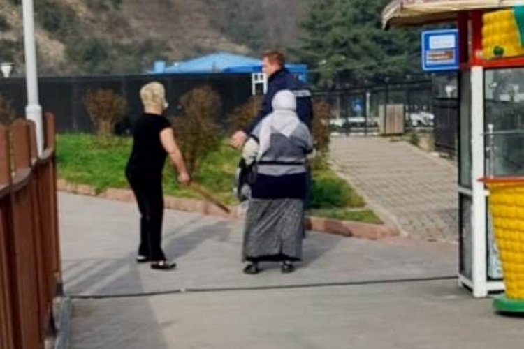 Trabzon'da sokak k&ouml;peklerini kayıt altına alan zabıtalara sopalı engel
