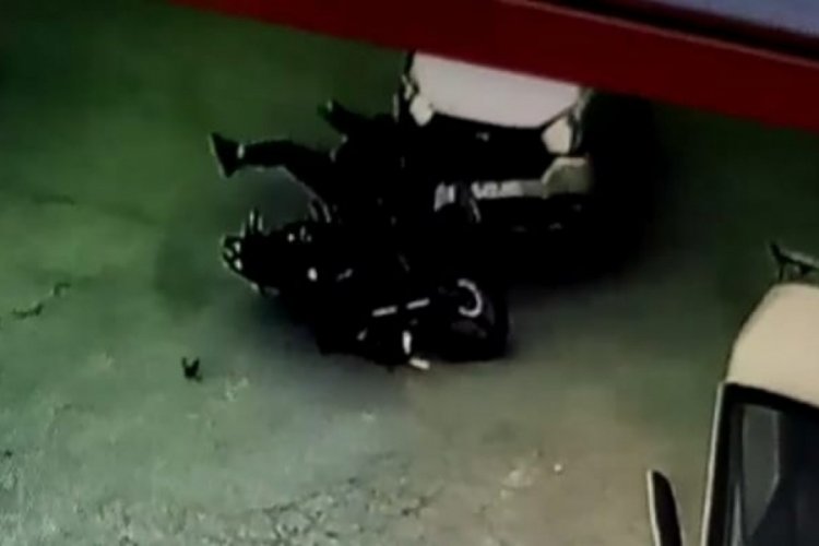 Bursa'da feci kaza! Motosiklet s&uuml;r&uuml;c&uuml;s&uuml; yaralandı