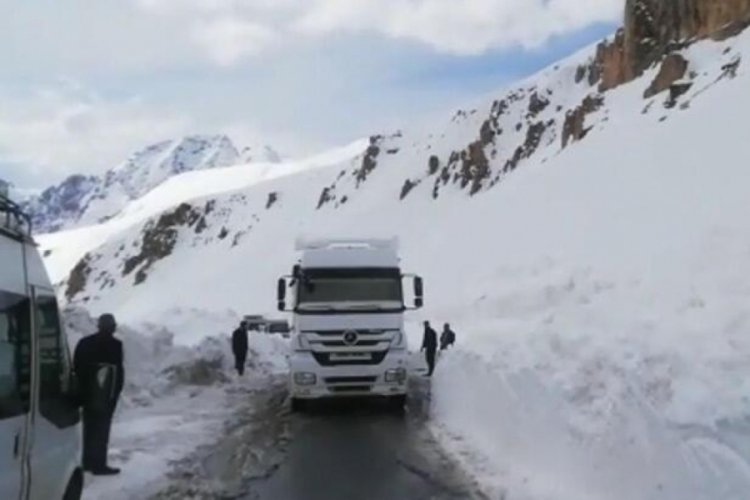 Van-Bah&ccedil;esaray karayolunda 7 noktaya &ccedil;ığ d&uuml;şt&uuml;