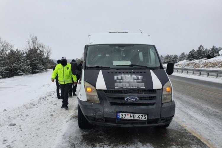 Kastamonu'da &ouml;ğrenci servisi bariyerlere &ccedil;arptı: 6 kişi yaralandı