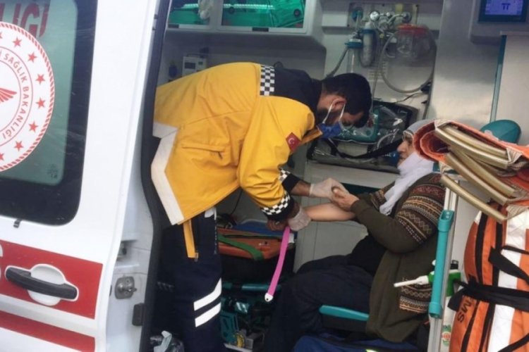 Adıyaman'da hafif ticari ara&ccedil;, tarlaya devrildi: 4 kişi yaralandı
