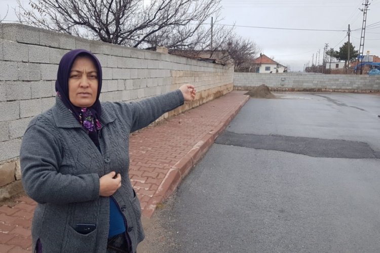 Kayseri'de yola duvar &ouml;ren kadın: Yolun ge&ccedil;tiği sonradan ortaya &ccedil;ıktı