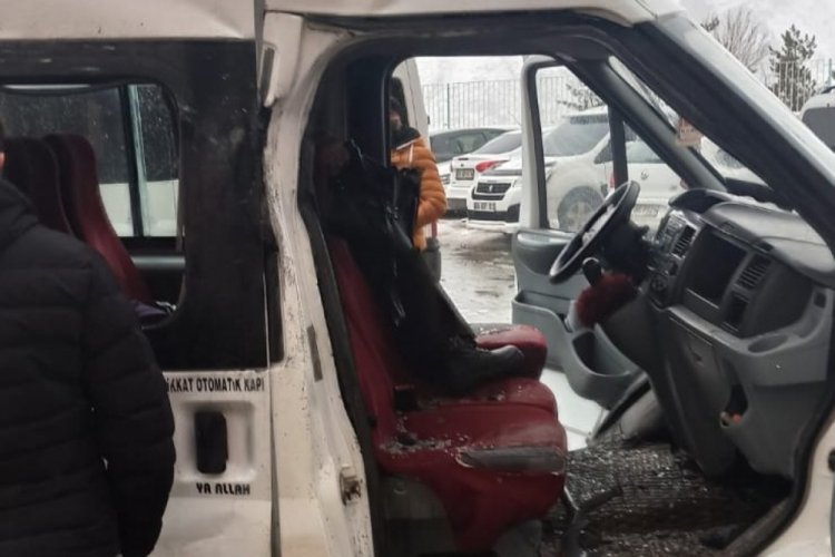 Minib&uuml;s&uuml;n &uuml;zerine kaya d&uuml;şt&uuml;: 3 yaralı