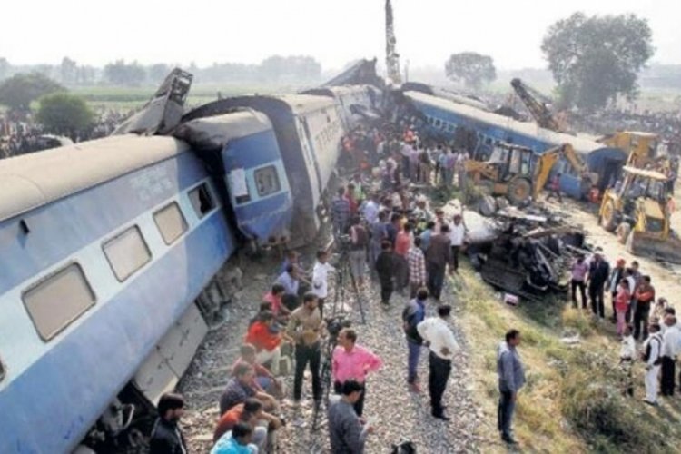 Hindistan'da tren faciası! 3 &ouml;l&uuml;