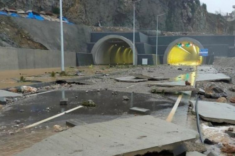 Sahil yolu 9 g&uuml;n sonra a&ccedil;ılacaktı, dalgalar harabeye &ccedil;evirdi