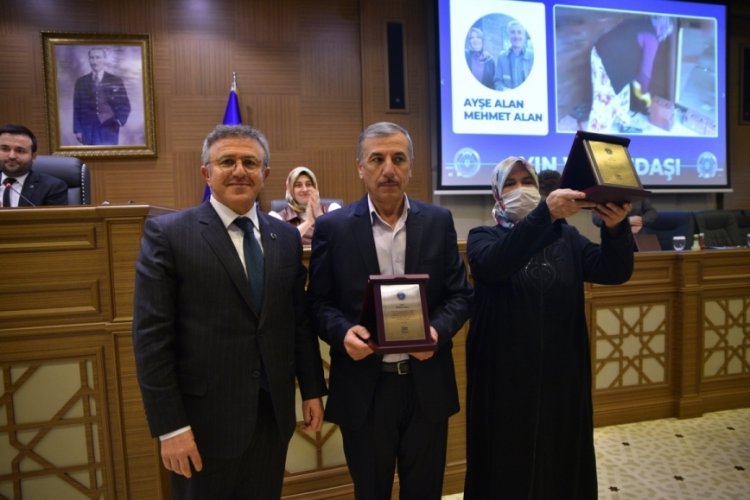 Bursa B&uuml;y&uuml;kşehir Belediyesi &ouml;rnek vatandaşlar &ouml;d&uuml;llendirildi