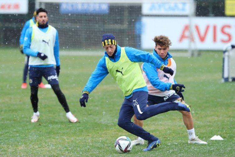 Fenerbah&ccedil;e, Antalyaspor ma&ccedil;ı hazırlıklarını s&uuml;rd&uuml;rd&uuml;