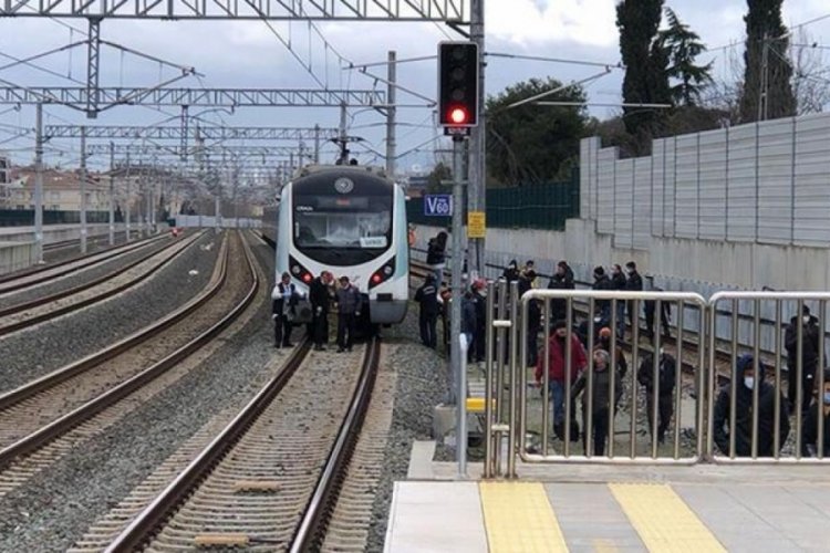 Raylara atlayıp feci şekilde can verdi!