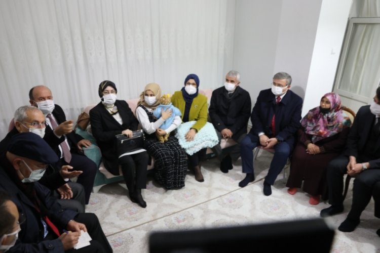 Babası tarafından &ouml;ld&uuml;resiye darp edilen Cihan bebeği milletvekilleri ziyaret etti