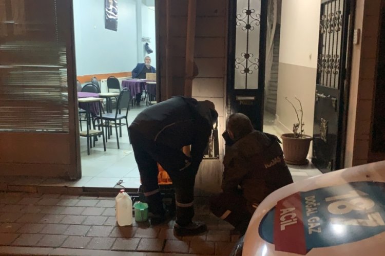 İstanbul'da kamyonet doğalgaz kutusuna &ccedil;arptı!