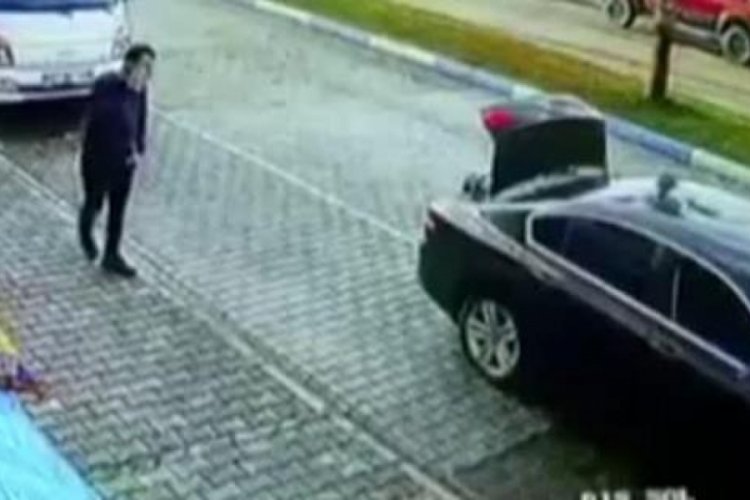 Patron, iş&ccedil;iyi arabası kirlenmesin diye bagajda taşıdı