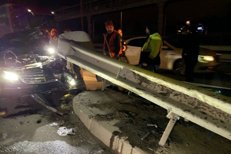 Bariyere giren l&uuml;ks otomobil s&uuml;r&uuml;c&uuml;s&uuml; taksiyle ka&ccedil;tı