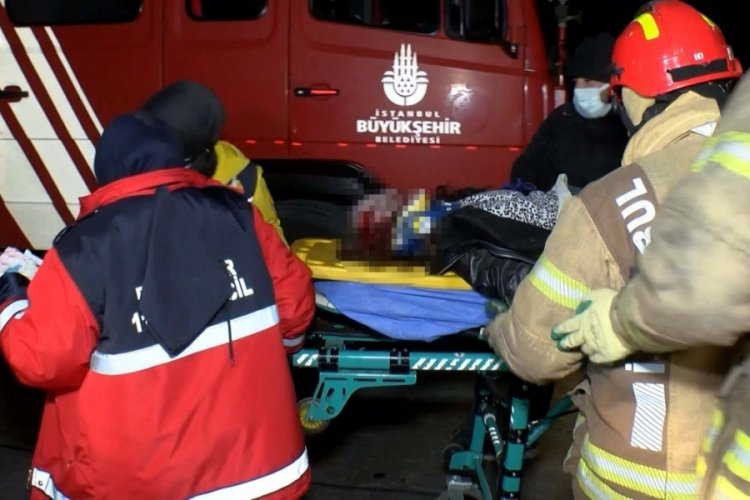 İstanbul'da TIR'a arkadan &ccedil;arpan otomobil hurdaya d&ouml;nd&uuml;; 2 ağır yaralı