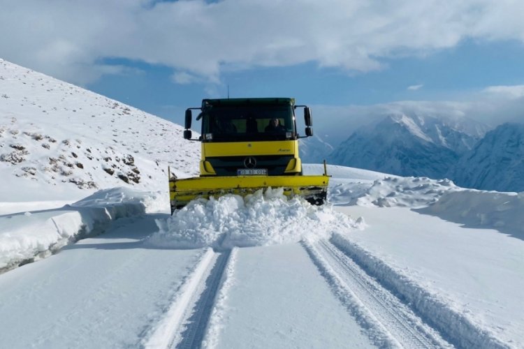 Hakkari'de 15 k&ouml;y yolu kardan kapandı