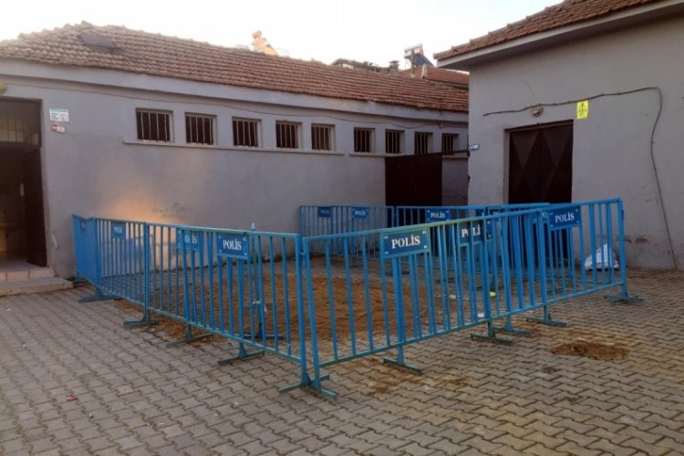 Manisa'da okul bah&ccedil;esinde oluşan &ccedil;ukur, kumla kapatıldı