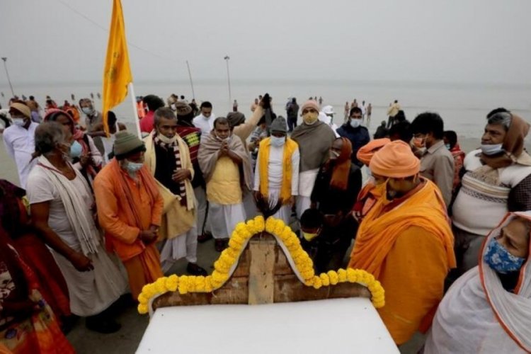 Binlerce Hindu koronavir&uuml;se rağmen Ganj Nehri'nde