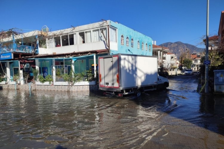 Muğla'da su basan sokağın esnafı yeniden tezgah a&ccedil;tı