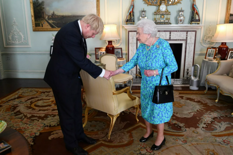 Johnson, ulusal yas sırasında parti d&uuml;zenlediği i&ccedil;in Krali&ccedil;e'den &ouml;z&uuml;r diledi