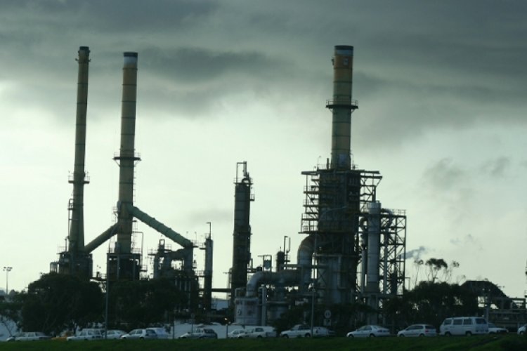 Petrol rafinerisinde yangın: 2 &ouml;l&uuml;