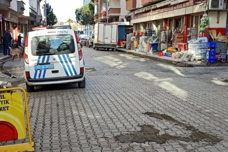 Samsun'da geri geri gelen aracın altında kaldı