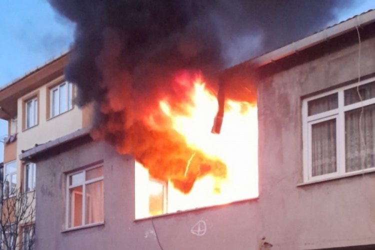 Ailesinin i&ccedil;inde olduğu evi ateşe verdi, bı&ccedil;akla itfaiyeyi engelledi